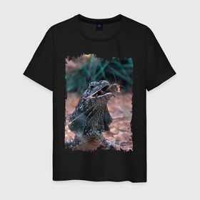 Мужская футболка хлопок с принтом Дракон ест кузнечика в Новосибирске, 100% хлопок | прямой крой, круглый вырез горловины, длина до линии бедер, слегка спущенное плечо. | дикие животные | дракон | дракон ест кузнечика | крутое | монстр | популярное | ящерица