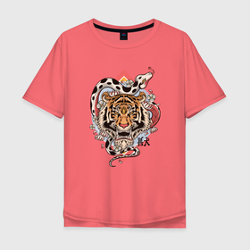 Мужская футболка хлопок Oversize с принтом Тигр и Змея в Екатеринбурге, 100% хлопок | свободный крой, круглый ворот, “спинка” длиннее передней части | 2022 | animal | cat | lion | snake | tiger | год тигра | животные | зверь | змея | зубы | кот | кошка | лев | охотник | полосатый | природа | тигр | тигренок | тигрица | хищник