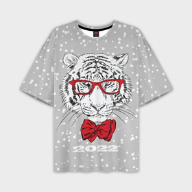 Мужская футболка OVERSIZE 3D с принтом Белый тигр с красным бантом в Новосибирске,  |  | 2022 | animal | fangs | merry christmas | new year | predator | red bow | severe grin | snow | white water tiger | winter | year of the tiger | белый водяной тигр | год тигра | зверь | зима | клыки | красный бант | новый год | очки | снег | суро