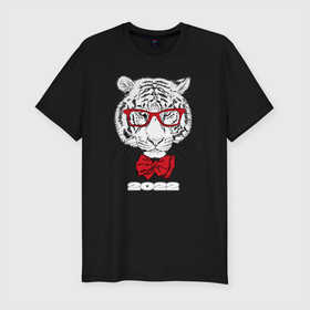 Мужская футболка хлопок Slim с принтом Белый тигр в красных очках в Новосибирске, 92% хлопок, 8% лайкра | приталенный силуэт, круглый вырез ворота, длина до линии бедра, короткий рукав | Тематика изображения на принте: 2022 | beast | bow tie | fangs | merry christmas | new year | predator | stern grin | white water tiger | year of the tiger | белый водяной тигр | галстук бабочка | год тигра | зверь | клыки | красные очки | новый год | суровый оскал | хищни