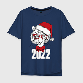 Мужская футболка хлопок Oversize с принтом Водяной тигр в шапке Санты в Петрозаводске, 100% хлопок | свободный крой, круглый ворот, “спинка” длиннее передней части | Тематика изображения на принте: 2022 | beast | merry christmas | new year | predator | red bow | santa hat | white water tiger | year of the tiger | белый водяной тигр | год тигра | зверь | красный бант | новый год | очки | хищник | шапка санты