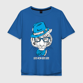 Мужская футболка хлопок Oversize с принтом Водяной тигр в синей шляпе в Кировске, 100% хлопок | свободный крой, круглый ворот, “спинка” длиннее передней части | 2022 | beast | blue hat | bow | merry christmas | new year | predator | snow | white water tiger | winter | year of the tiger | бант | белый водяной тигр | год тигра | зверь | зима | новый год | очки | синяя шляпа | снег | хищник
