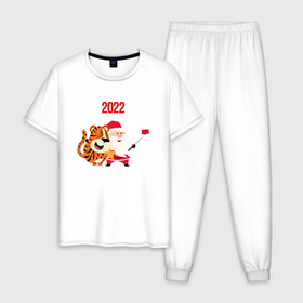 Мужская пижама хлопок с принтом Санта и тигренок делают сэлфи в Петрозаводске, 100% хлопок | брюки и футболка прямого кроя, без карманов, на брюках мягкая резинка на поясе и по низу штанин
 | 2022 | год тигра | новый год | новый год 2022 | символ года | тигр | тигренок | тигрица | тигры