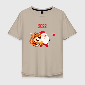 Мужская футболка хлопок Oversize с принтом Санта и тигренок делают сэлфи в Петрозаводске, 100% хлопок | свободный крой, круглый ворот, “спинка” длиннее передней части | 2022 | год тигра | новый год | новый год 2022 | символ года | тигр | тигренок | тигрица | тигры