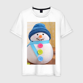 Мужская футболка хлопок с принтом Счастливый снеговичок , 100% хлопок | прямой крой, круглый вырез горловины, длина до линии бедер, слегка спущенное плечо. | Тематика изображения на принте: детство | зима 2022 | новый год | праздник | радость | снеговик | счастье