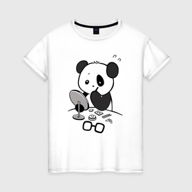 Женская футболка хлопок с принтом Панда красит глаза в Курске, 100% хлопок | прямой крой, круглый вырез горловины, длина до линии бедер, слегка спущенное плечо | bear | eyes | in front of the mirror | paints | panda | глаза | красит | медведь | панда | перед зеркалом