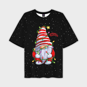 Мужская футболка OVERSIZE 3D с принтом Новогодний Гном с гирляндой   Gnome and Christmas lights в Кировске,  |  | christmas | dwarf | gnom | гирлянда | гном | лампочка | новый год | огоньки | рождество