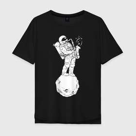 Мужская футболка хлопок Oversize с принтом Саксофон, звучащий в космосе , 100% хлопок | свободный крой, круглый ворот, “спинка” длиннее передней части | saxophone | solo | spacesuit | star | звезда | космонавт | космос | луна | музыка | саксофон | скафандр | соло