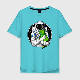 Мужская футболка хлопок Oversize с принтом Космонавт с инопланетным котом в Петрозаводске, 100% хлопок | свободный крой, круглый ворот, “спинка” длиннее передней части | Тематика изображения на принте: аномальное явление | астронавт | инопланетянин | киса | киска | кисуля | кисуня | космический | космонавт | космос | кот | котенок | котик | коты в космосе | котэ | кошачий | кошечка | кошка | пришелец