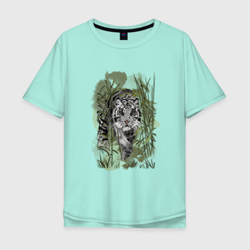 Мужская футболка хлопок Oversize с принтом Крадущийся белый тигр в Санкт-Петербурге, 100% хлопок | свободный крой, круглый ворот, “спинка” длиннее передней части | 2022 | амурский тигр | белый | белый тигр | в кустах | джунгли | животное | китайский гороскоп | на зеленом | символ года | тигр | тропики