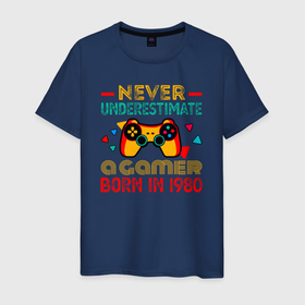 Мужская футболка хлопок с принтом Никогда не недооценивай геймера 1980 года в Петрозаводске, 100% хлопок | прямой крой, круглый вырез горловины, длина до линии бедер, слегка спущенное плечо. | 1980 | 80 | год | год рождения | день рождения | игрок | ко дню рождения | на день рождения | прямиком из | родился в | сделан в