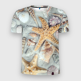 Мужская футболка 3D Slim с принтом Морские звёзды и ракушки на океанском песке в Петрозаводске, 100% полиэстер с улучшенными характеристиками | приталенный силуэт, круглая горловина, широкие плечи, сужается к линии бедра | Тематика изображения на принте: 