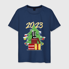 Мужская футболка хлопок с принтом Новогодний заяц выглядывает из подарка в Новосибирске, 100% хлопок | прямой крой, круглый вырез горловины, длина до линии бедер, слегка спущенное плечо. | Тематика изображения на принте: 