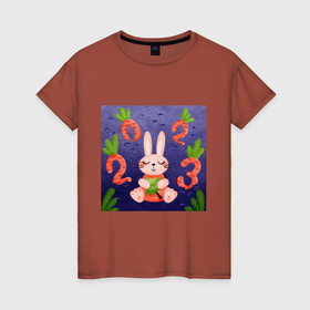 Женская футболка хлопок с принтом Новый год 2023, заяц с ёлочкой и цифрами морковками в Курске, 100% хлопок | прямой крой, круглый вырез горловины, длина до линии бедер, слегка спущенное плечо | 