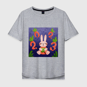Мужская футболка хлопок Oversize с принтом Новый год 2023, заяц с ёлочкой и цифрами морковками , 100% хлопок | свободный крой, круглый ворот, “спинка” длиннее передней части | 