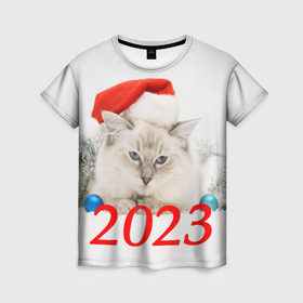 Женская футболка 3D с принтом Белый кот в шапочке деда мороза в Белгороде, 100% полиэфир ( синтетическое хлопкоподобное полотно) | прямой крой, круглый вырез горловины, длина до линии бедер | Тематика изображения на принте: 