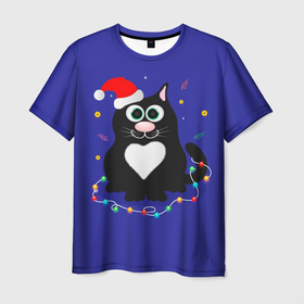 Мужская футболка 3D с принтом Черный пушистый кот в шапке Санта Клауса в Екатеринбурге, 100% полиэфир | прямой крой, круглый вырез горловины, длина до линии бедер | 