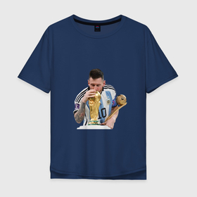 Мужская футболка хлопок Oversize с принтом Лео Месси целует кубок мира в Кировске, 100% хлопок | свободный крой, круглый ворот, “спинка” длиннее передней части | 