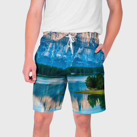 Мужские шорты 3D с принтом Красочное озеро  в горах ,  полиэстер 100% | прямой крой, два кармана без застежек по бокам. Мягкая трикотажная резинка на поясе, внутри которой широкие завязки. Длина чуть выше колен | 
