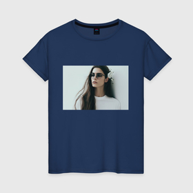 Женская футболка хлопок с принтом Девушка с длинными волосами в тёмных очках в Санкт-Петербурге, 100% хлопок | прямой крой, круглый вырез горловины, длина до линии бедер, слегка спущенное плечо | 