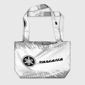 Пляжная сумка 3D с принтом Yamaha speed на светлом фоне со следами шин: надпись и символ в Новосибирске, 100% полиэстер | застегивается на металлическую кнопку; внутренний карман застегивается на молнию. Стенки укреплены специальным мягким материалом, чтобы защитить содержимое от несильных ударов
 | 