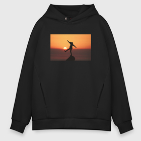 Мужское худи Oversize хлопок с принтом Солнечный мяч на ноге в Ухте, френч-терри — 70% хлопок, 30% полиэстер. Мягкий теплый начес внутри —100% хлопок | боковые карманы, эластичные манжеты и нижняя кромка, капюшон на магнитной кнопке | 