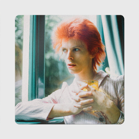 Магнит виниловый Квадрат с принтом David Bowie in Haddon Hall в Новосибирске, полимерный материал с магнитным слоем | размер 9*9 см, закругленные углы | Тематика изображения на принте: 