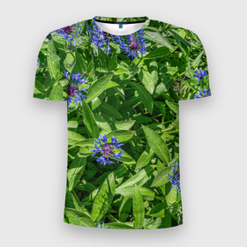 Мужская футболка 3D Slim с принтом Синие васильки с зелеными листьями в саду , 100% полиэстер с улучшенными характеристиками | приталенный силуэт, круглая горловина, широкие плечи, сужается к линии бедра | Тематика изображения на принте: 