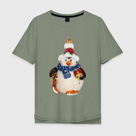 Мужская футболка хлопок Oversize с принтом Пингвин в шарфе с подарками в Кировске, 100% хлопок | свободный крой, круглый ворот, “спинка” длиннее передней части | Тематика изображения на принте: 