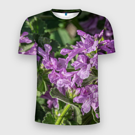 Мужская футболка 3D Slim с принтом Лиловые цветы Буквицы в саду , 100% полиэстер с улучшенными характеристиками | приталенный силуэт, круглая горловина, широкие плечи, сужается к линии бедра | 