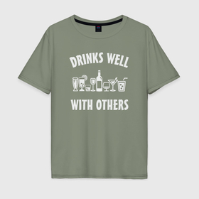 Мужская футболка хлопок Oversize с принтом Drinks well with others в Новосибирске, 100% хлопок | свободный крой, круглый ворот, “спинка” длиннее передней части | Тематика изображения на принте: 