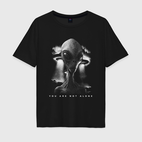 Мужская футболка хлопок Oversize с принтом Инопланетянин с НЛО и фраза ты не один в Санкт-Петербурге, 100% хлопок | свободный крой, круглый ворот, “спинка” длиннее передней части | Тематика изображения на принте: 
