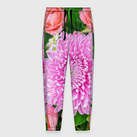 Мужские брюки 3D с принтом Розовые астры с оранжевыми розами в зелени в Тюмени, 100% полиэстер | манжеты по низу, эластичный пояс регулируется шнурком, по бокам два кармана без застежек, внутренняя часть кармана из мелкой сетки | Тематика изображения на принте: 