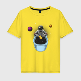 Мужская футболка хлопок Oversize с принтом Космонавт в ванной с резиновой уточкой в Екатеринбурге, 100% хлопок | свободный крой, круглый ворот, “спинка” длиннее передней части | Тематика изображения на принте: 