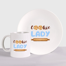 Набор: тарелка + кружка с принтом Lady cookie в Новосибирске, керамика | Кружка: объем — 330 мл, диаметр — 80 мм. Принт наносится на бока кружки, можно сделать два разных изображения. 
Тарелка: диаметр - 210 мм, диаметр для нанесения принта - 120 мм. | 